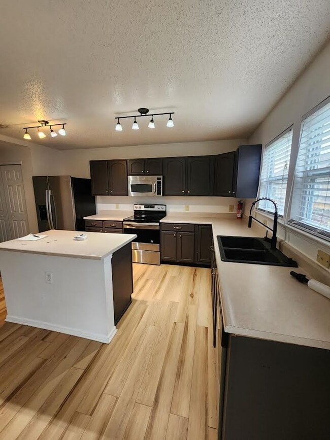 Building Photo - Lovely 4br/ 2.5 bath Single family home Ne...
