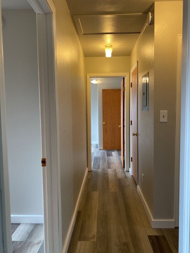 Building Photo - 2 Bedroom 2 Bath Townhome w/ large 2 car garage - Freshly remodeled - Available Now