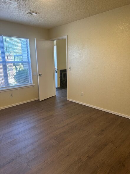 Building Photo - 9810 Walnut Ln