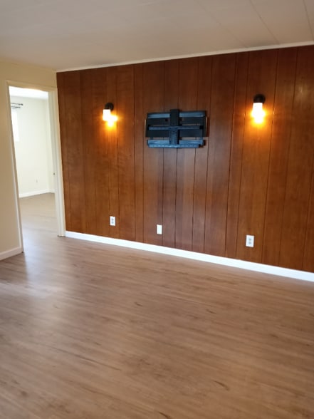 Building Photo - 313 Pecks Dr