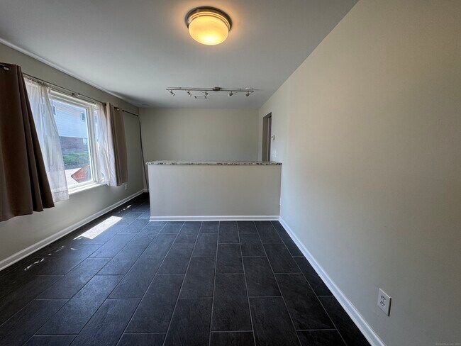 Building Photo - 466 Middletown Ave