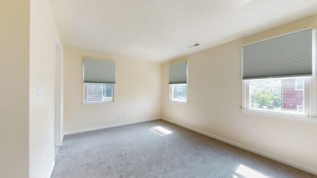 Building Photo - 23 Holman St