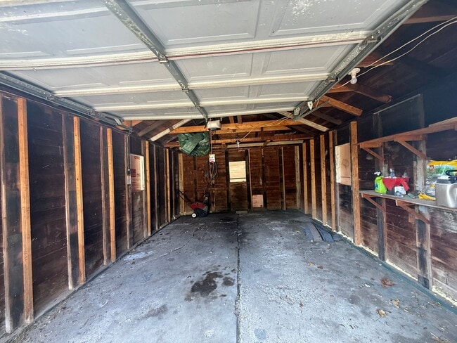 Building Photo - Beautifully Updated 2 Bed, 1 Bath Home for...