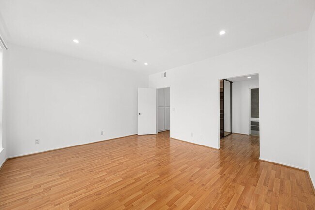 Primary en-suite, view 1 - interior, view of walk-in closet, bathroom entry - 1745 S Bentley Ave