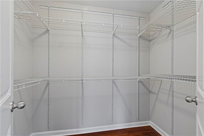 Building Photo - 640 Granville Ct
