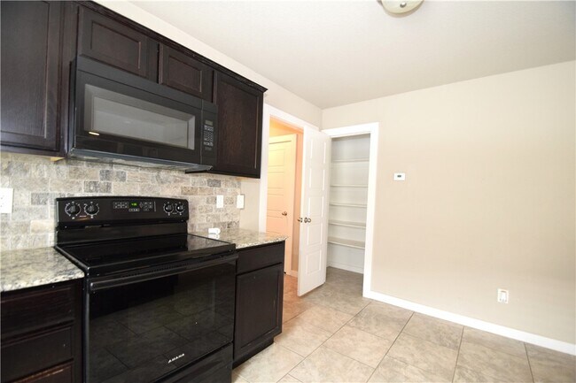 Building Photo - 710 SW Willowpoint Rd