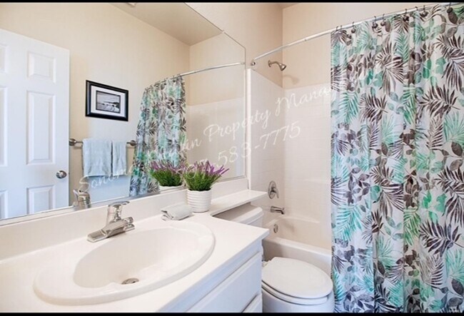 Building Photo - 4 Bedroom Home Corner Lot ~ 1 bedroom on 1st evel ~ 3 Full Bathrooms