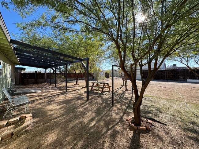 Building Photo - Spacious and Affordable Needles Ca home