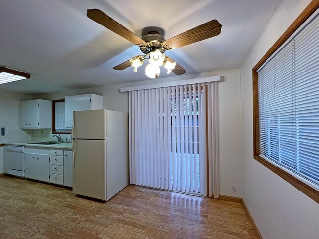 Building Photo - Adorable Three Bedrooom in Edgewood
