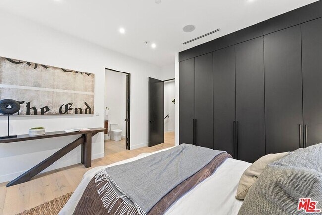 Building Photo - 9031 Alto Cedro Dr