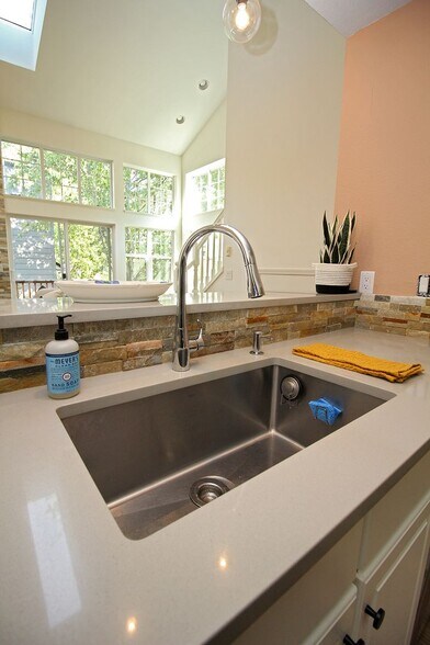Building Photo - 9711 NW Miller Hill Dr