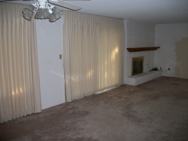 Building Photo - 2-Bed, 2-Bath Condo in Bakersfield | Garag...