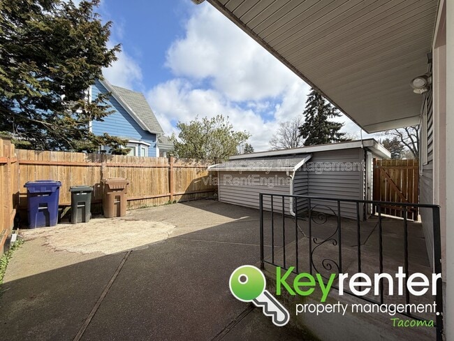 Building Photo - 2601 S 53rd St