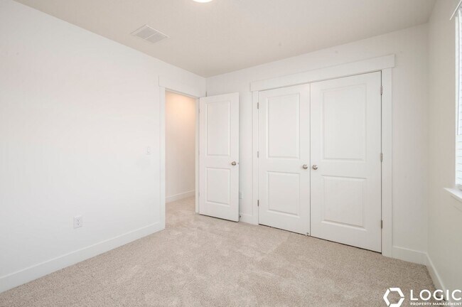 Building Photo - Brand New Row End Townhome in Lehi Utah!