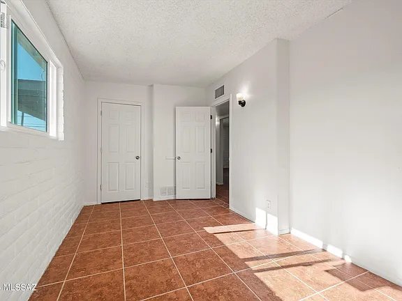 Building Photo - 1408-1410 N Hualpai Rd