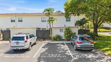 Building Photo - Absolutely stunning executive 2/1.5 townhome in South Tampa