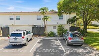 Building Photo - Absolutely stunning executive 2/1.5 townhome in South Tampa