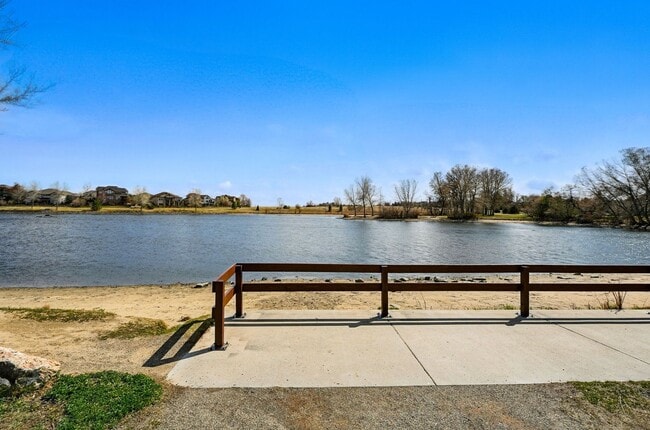 Building Photo - Spacious 3BR/3BA Townhome-Available NOW!