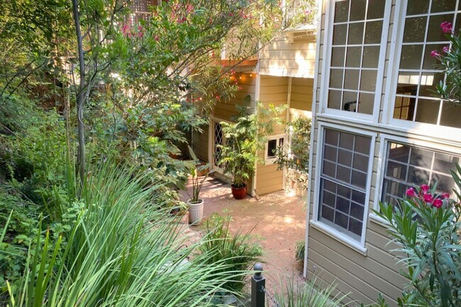 Building Photo - 3814 Dixie Canyon Ave