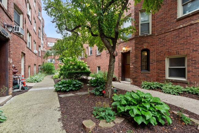 Building Photo - 4128.5 N Kedvale Ave