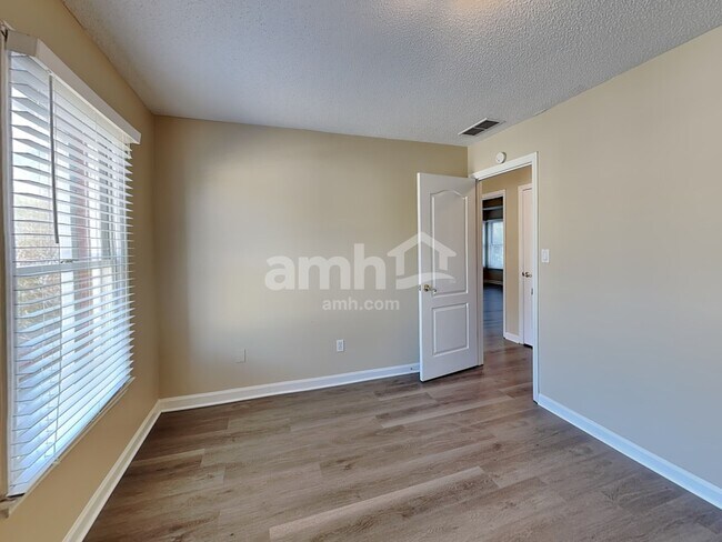 Building Photo - 285 Thornbush Ln