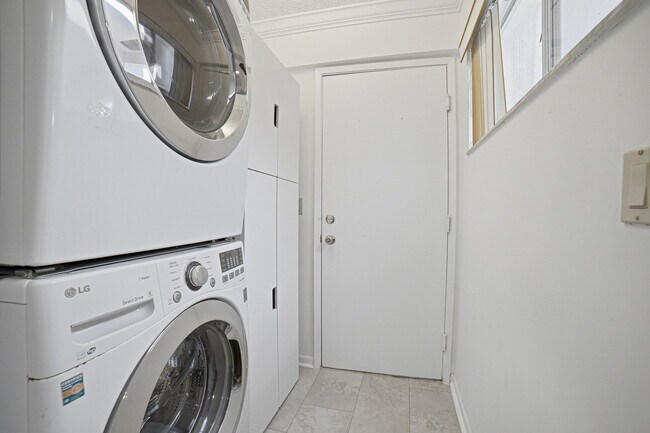 Building Photo - 6070 Sunny Manor Ct