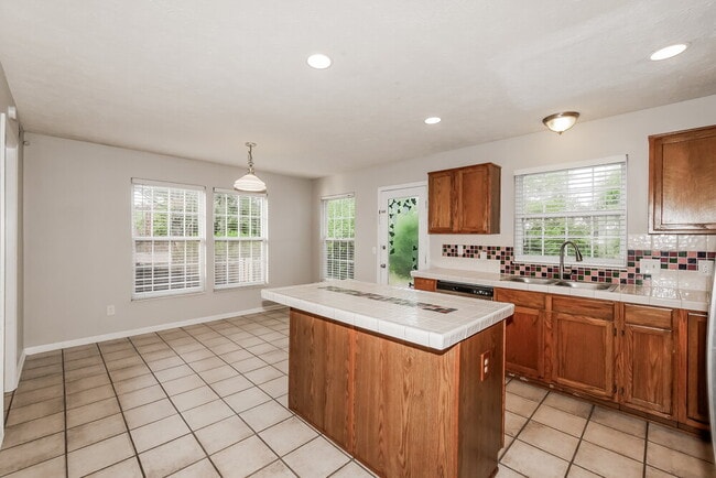Building Photo - 401 Creekstone Dr