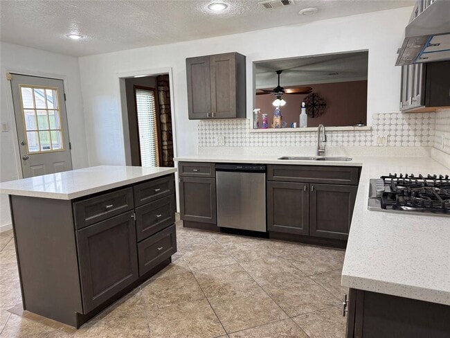 Building Photo - 702 Omega Cir