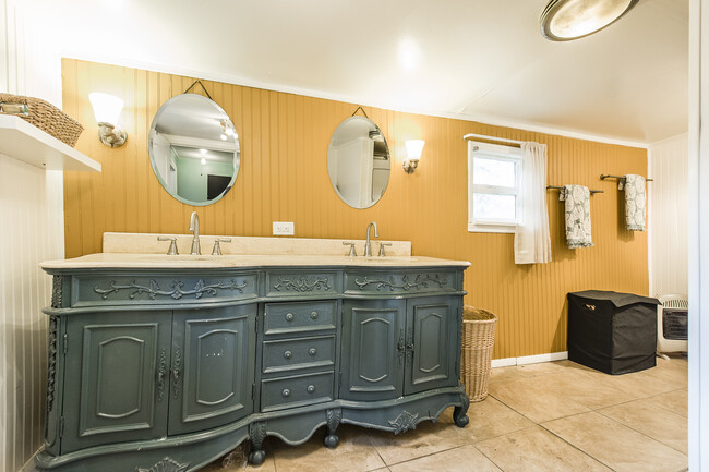 Double Vanity Sink - 208 22nd St