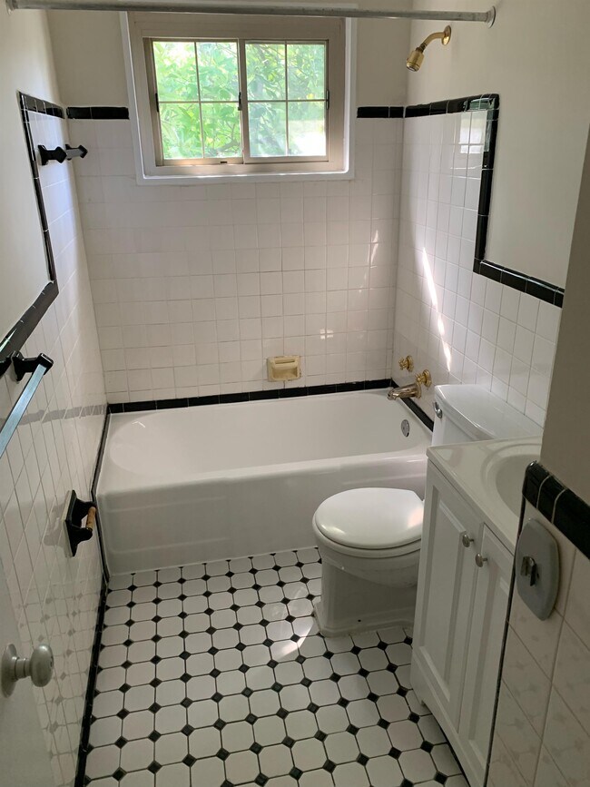 Building Photo - 5358 Pooks Hill Rd