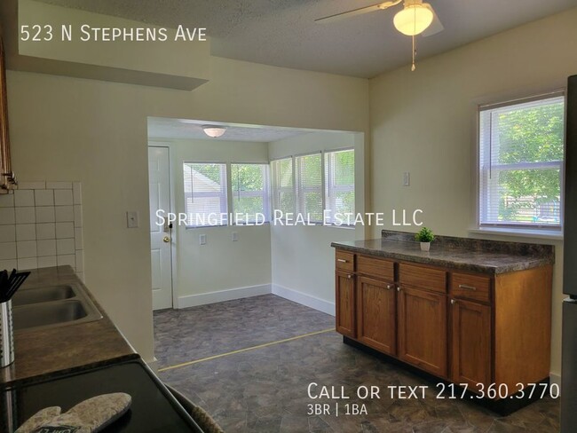 Building Photo - Floor-tastic Retreat: Rent this 3 Bed/1 Ba...