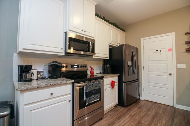 Building Photo - Newer 3 bedroom, 2 bath Phenix City Home w...
