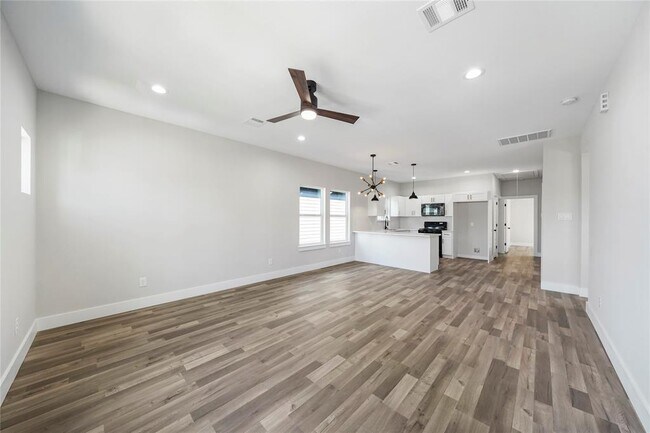 Building Photo - 402 E 37th St