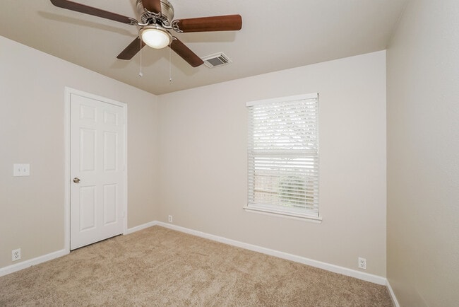 Building Photo - 930 Amber Knoll