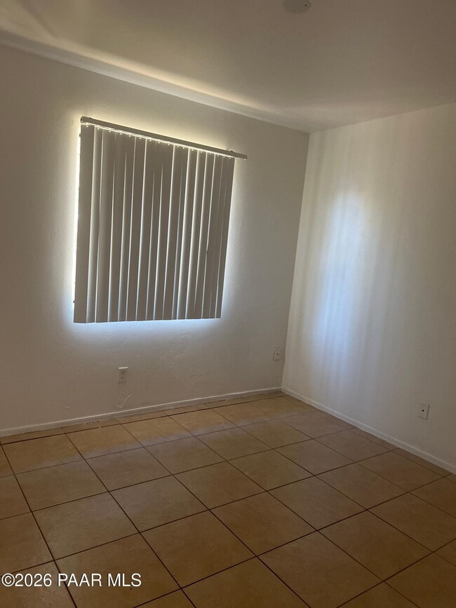 Building Photo - 354 W Delano St