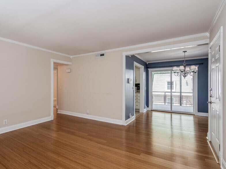 Building Photo - 2600 Park Rd