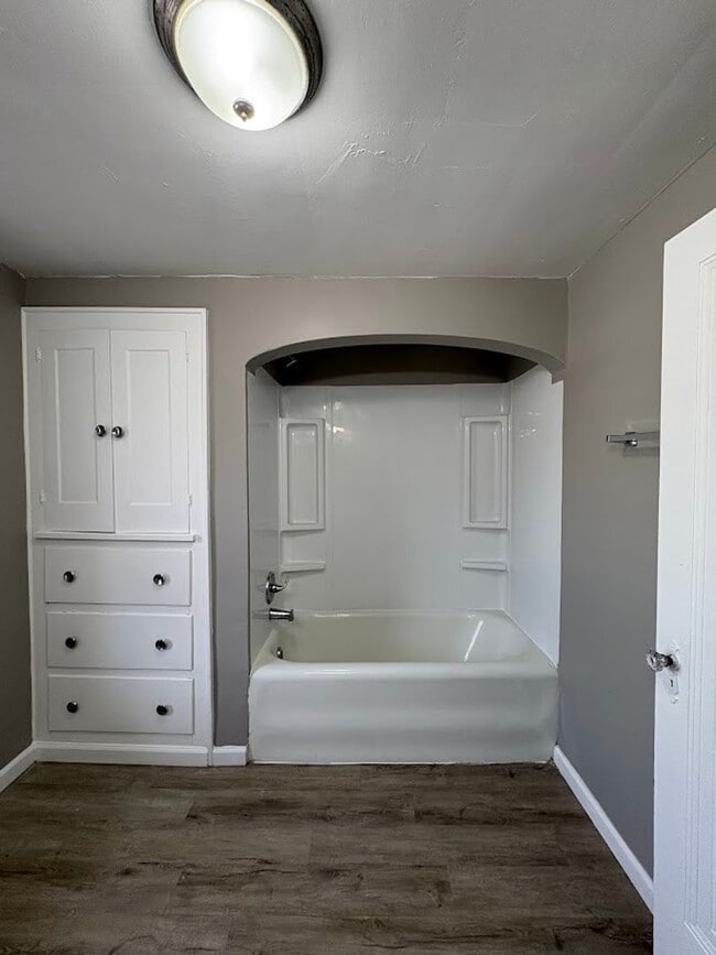 Building Photo - Large 4 bedrooms 1 full bathroom home for rent