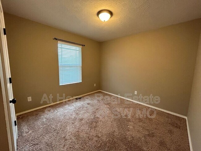 Building Photo - 1107 S Tanner Dr