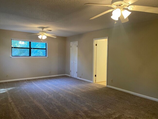Building Photo - Dreamy 3 bedroom !