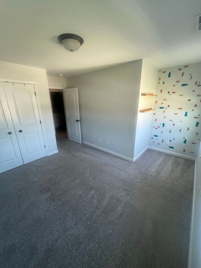 Building Photo - 303 Breezeway Dr