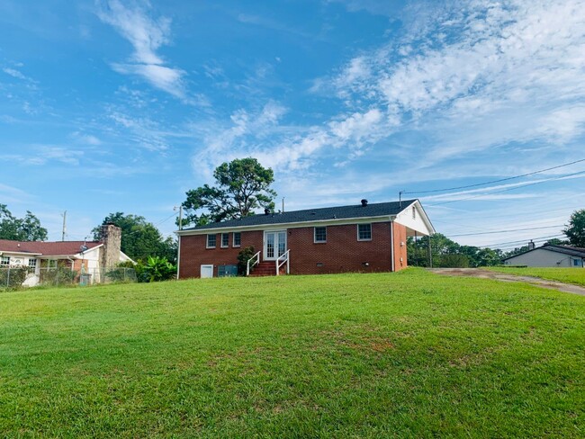 Building Photo - Welcome home! 3 bed, 1.5 bath, newly renov...
