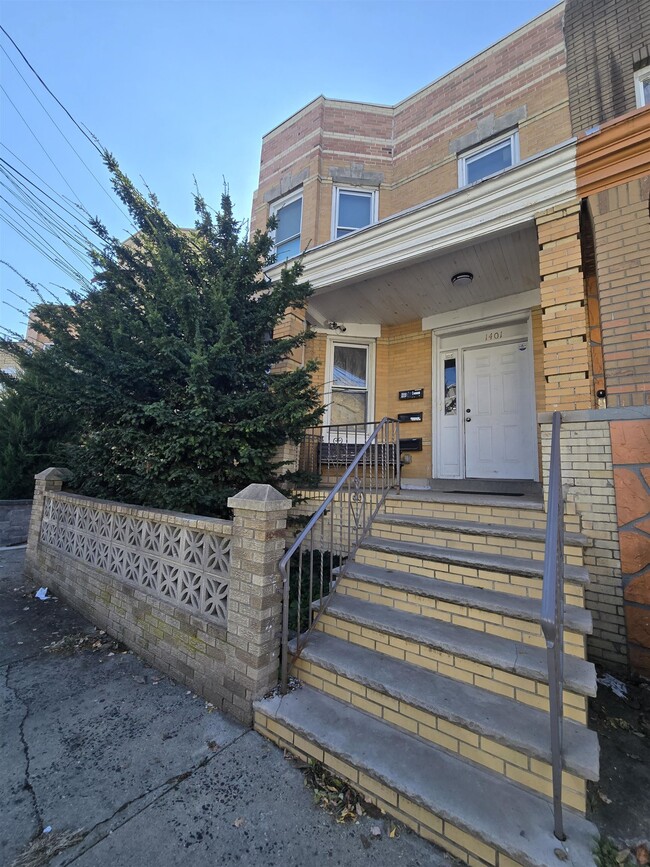 Building Photo - 1401 27th St