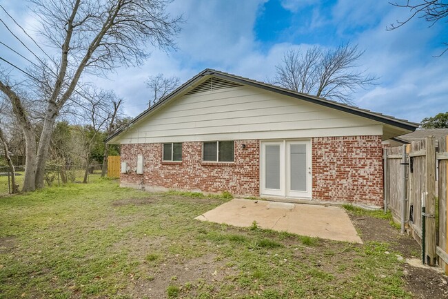 Building Photo - 2103 Pompton Dr