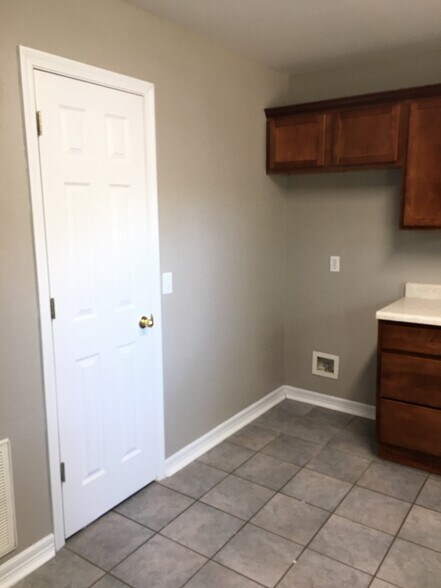 Building Photo - 38 E Saxony St