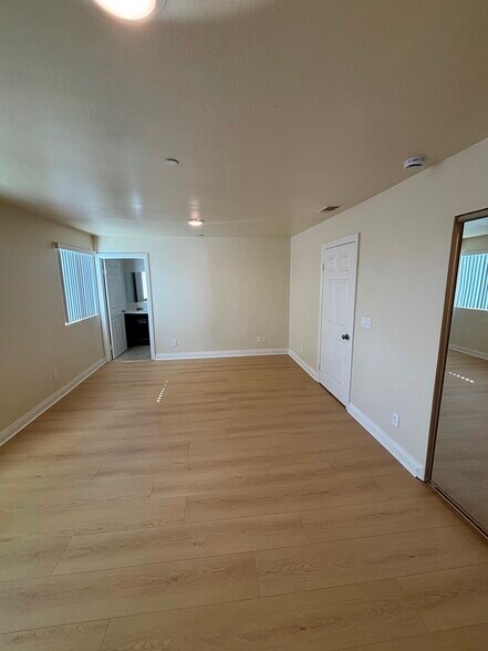 Building Photo - 1029 W 65th Pl