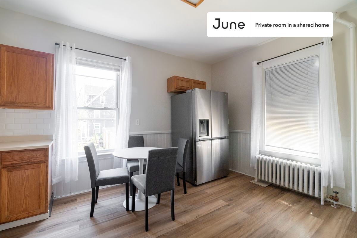 Building Photo - Private bedroom in 3 bed/1 bath Home
