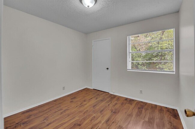 Building Photo - 500 Algerita Dr