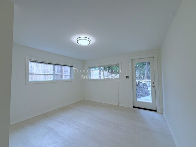 Building Photo - 980 NW Wallula Ave