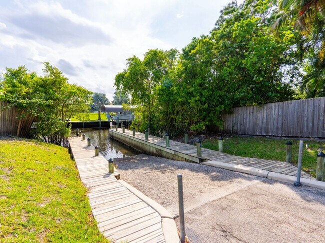 Building Photo - 1123 SW Oak Hollow Ct