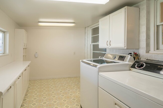 Building Photo - Beautiful Brick Home with Garden, Finished Basement & Detached Garage Office